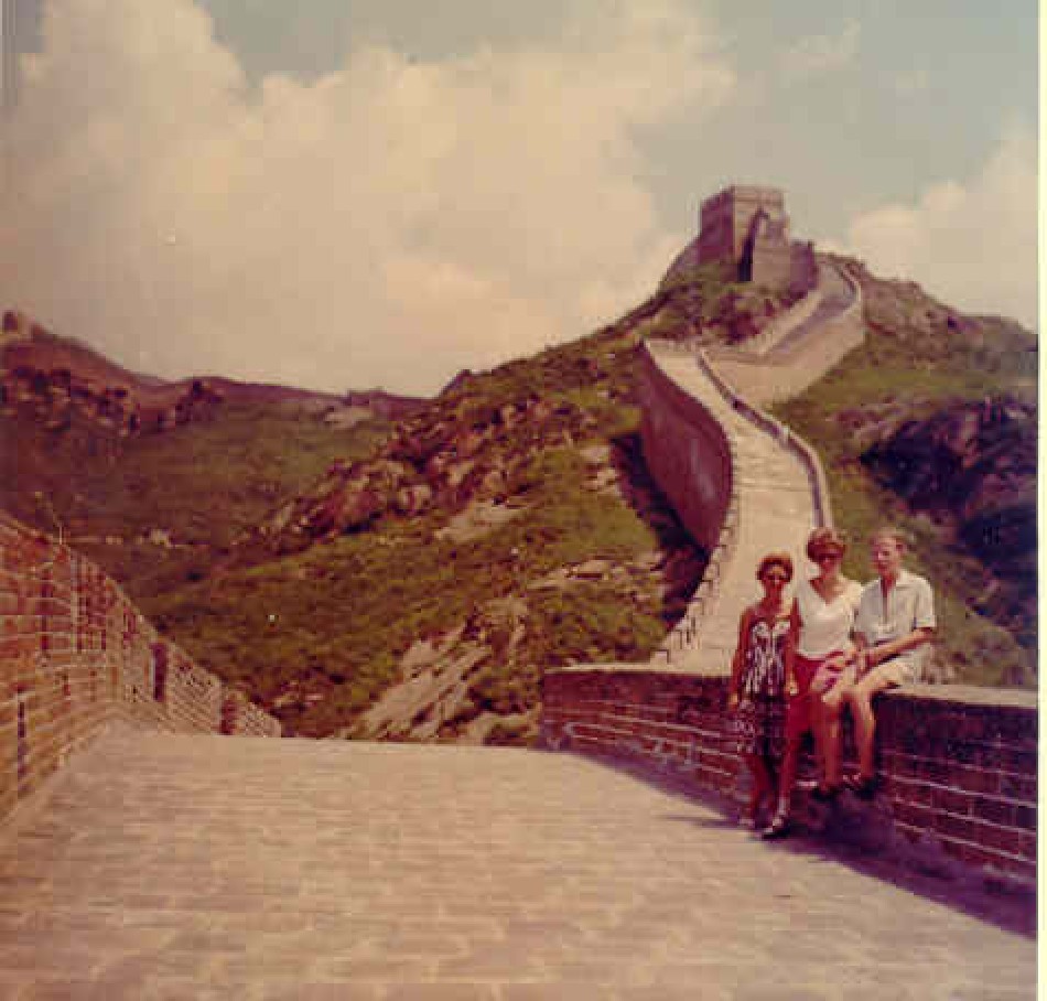 Het was in 1962 nog heel stil op de Grote Muur, nu lopen er dagelijks duizenden mensen; toen zag je er hoogstens enkele Mongoolse kameeldrijvers met hun karavanen langstrekken.