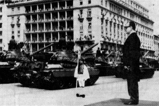 25 maart 1973: George Papadopoulos, de kolonel die premier was, neemt een militaire parade af naar aanleiding van de Griekse onafhankelijkheidsdag.