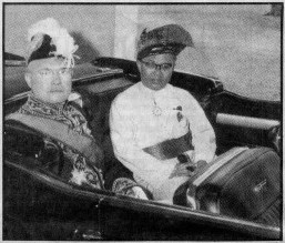 Robert van Gulik (l) in 1959 op weg naar de koning van Maleisië.