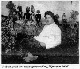 Robert geeft een wajangvoorstelling, Nijmegen 1925.